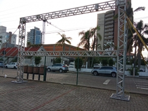 PORTAL E ESTRUTURAS EM ALUMINIO