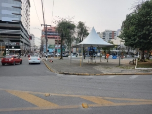 TENDA CHAPÉU DE BRUXA 5X5MTS BRANCA